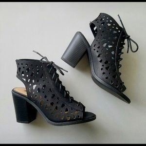 BLACK LACE UP BOOTIES